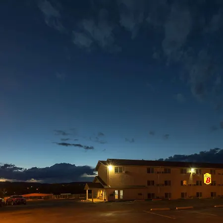 Super 8 By Wyndham Raton Hotel